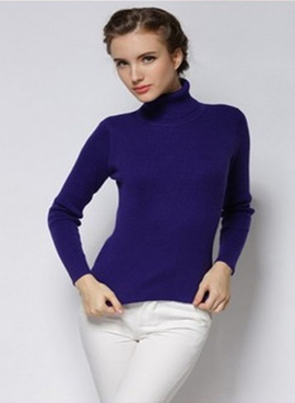 turtleneck in soft jersey. Fitted long sleeves.