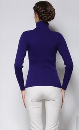 turtleneck in soft jersey. Fitted long sleeves.